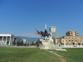Place Mairie Tirana.jpg