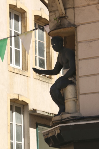 Fichier:Statue noire assise-7633.jpg