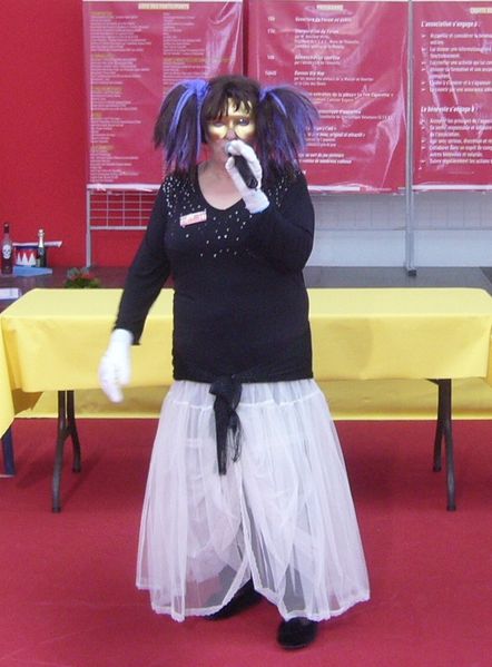 Fichier:La chanteuse Nicole.JPG