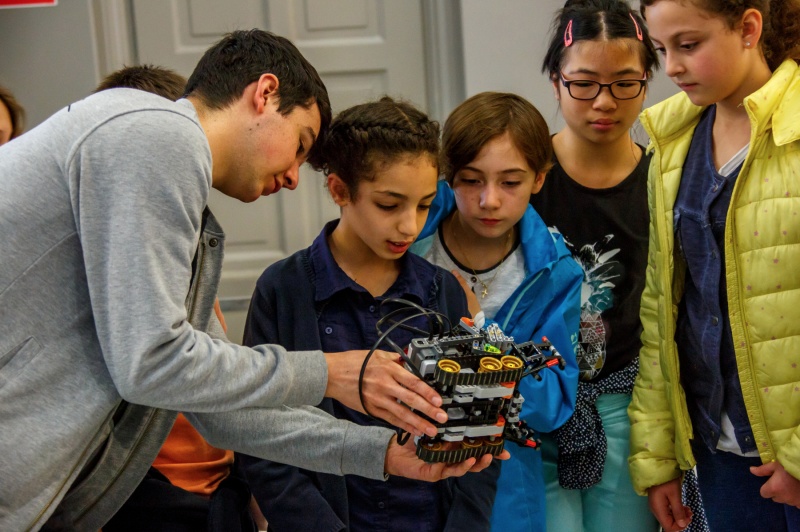 Fichier:20160527 festhi sciences - technobot 021.jpg