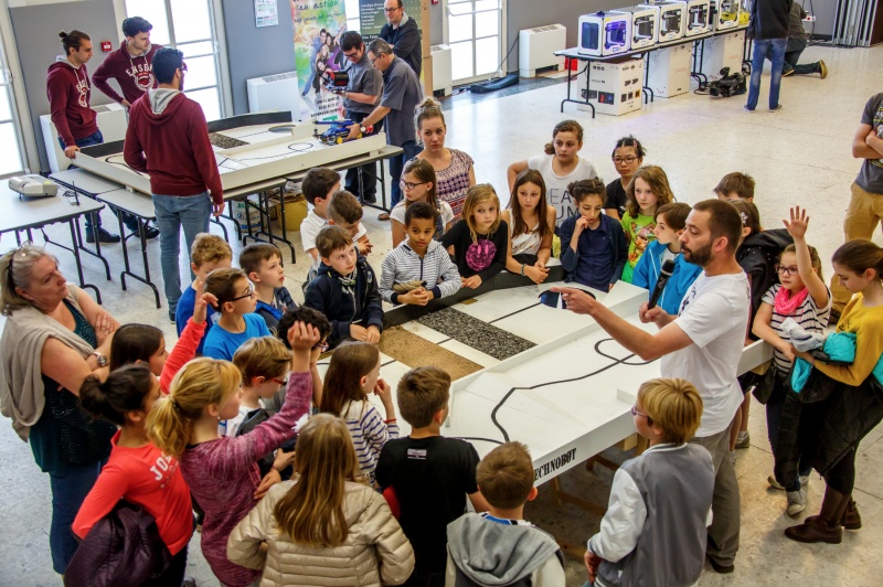 Fichier:20160527 festhi sciences - technobot 016.jpg